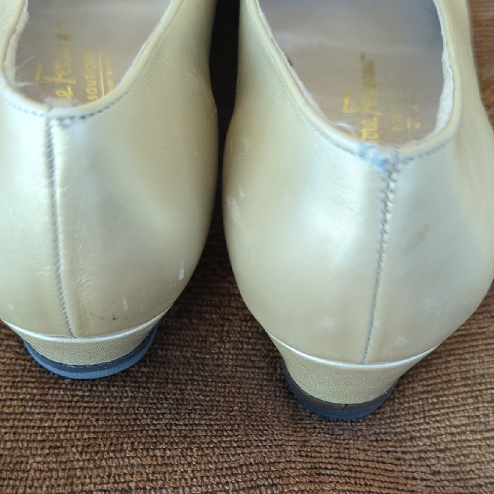 Salvatore Ferragamo Light Cream Leather Bow Pumps with Gold Plaque - Picture 9 of 11